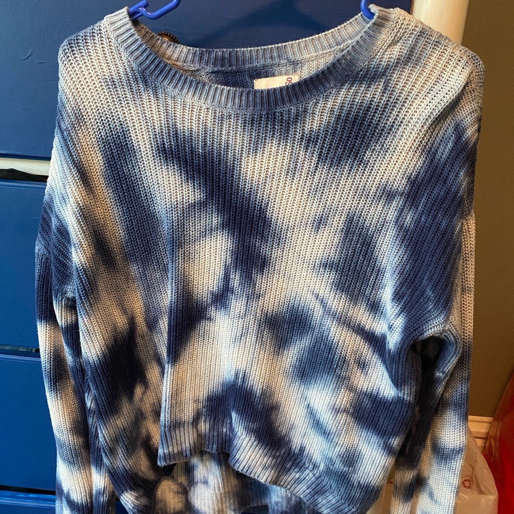 BLUE AND WHITE TIE-DYE SWEATER